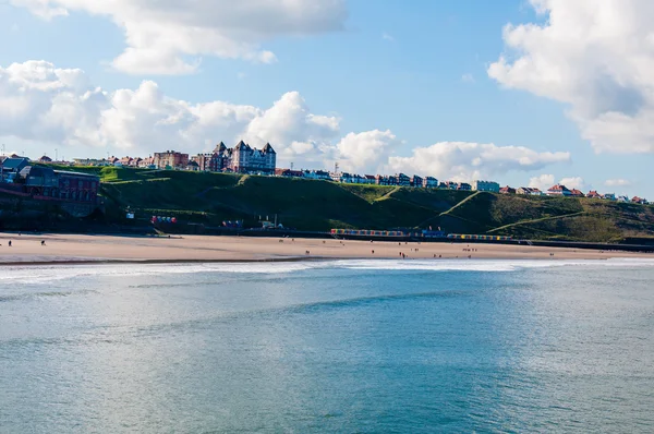 Pohled na Whitby beach v slunečný podzimní den v severním Yorkshire, Velká Británie — Stock fotografie