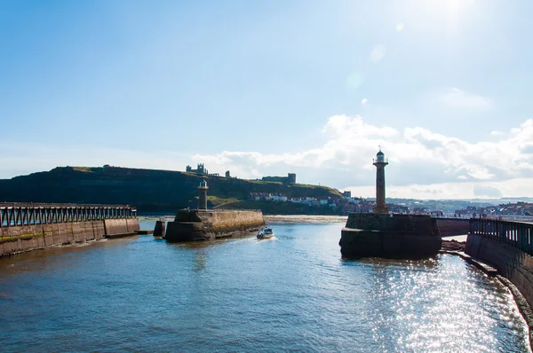 Malowniczy widok Whitby latarni i molo w słoneczny jesienny dzień w North Yorkshire, Wielka Brytania. — Zdjęcie stockowe