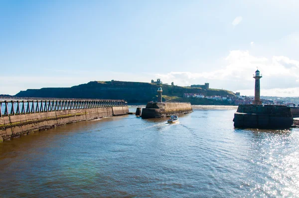 Vue panoramique du phare de Whitby et de la jetée par une journée ensoleillée d'automne dans le North Yorkshire, Royaume-Uni . — Photo