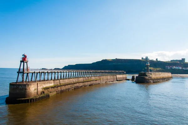 Malerischen Blick auf Whitby Leuchtturm und Pier in sonnigen Herbsttag in North yorkshire, uk. — Stockfoto