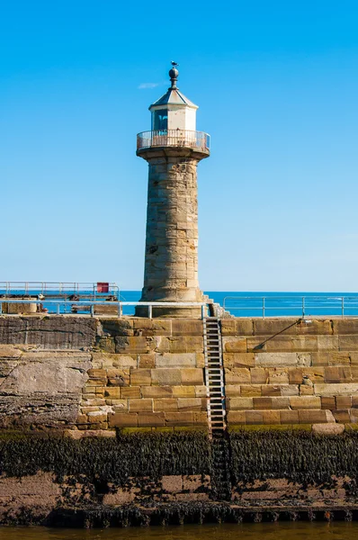 Vue panoramique de la jetée Whitby par une journée ensoleillée d'automne dans le Yorkshire du Nord, Royaume-Uni — Photo