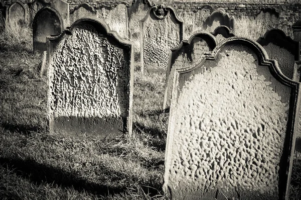 Grabsteine auf dem Whitby Friedhof in der Nacht in North yorkshire, UK. — Stockfoto