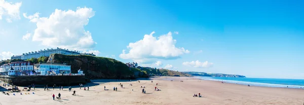 Vista de la playa de Whitby en un soleado día de otoñoen North Yorkshire, Reino Unido — Foto de Stock