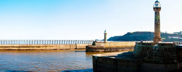 Vista panorâmica do Whitby Lighthouse e Pier no ensolarado dia de outono em North Yorkshire, Reino Unido . — Fotografia de Stock