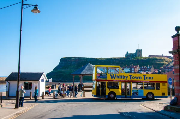 Whitby şehir ve güneşli sonbahar günü Kuzey Yorkshire, İngiltere'de manastırda doğal görünümünü — Stok fotoğraf