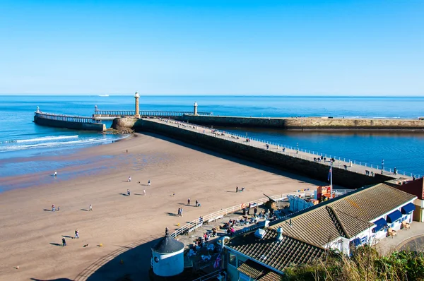 Visa Whitby Beach på en solig höst dayin North Yorkshire, Storbritannien — Stockfoto