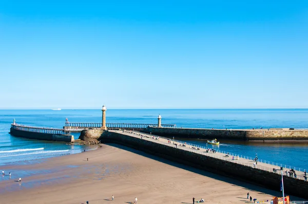 Visa Whitby Beach på en solig höst dayin North Yorkshire, Storbritannien — Stockfoto