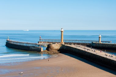 Whitby Beach North Yorkshire, İngiltere'de güneşli bir sonbahar günü içinde görünüm