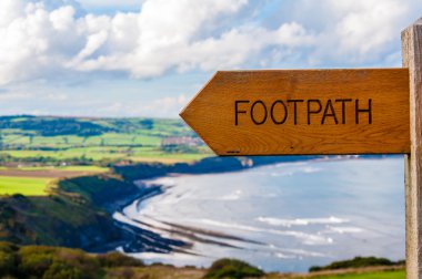 Patika yönü işaret İngilizce kırsal kesimde