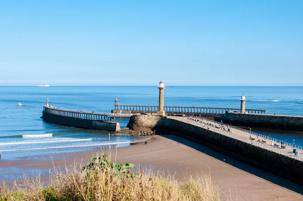 Weergave van Whitby strand in een zonnige herfst dayin North Yorkshire, Verenigd Koninkrijk — Stockfoto