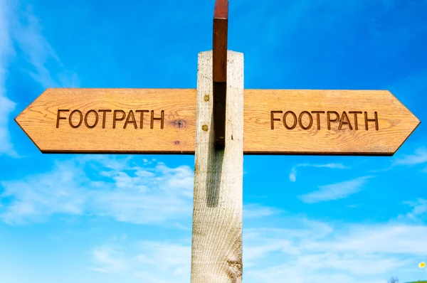 Fußweg-Wegweiser in englischer Landschaft — Stockfoto