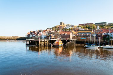 Whitby, North Yorkshire, İngiltere - 12 Ekim, Whitby şehir ve güneşli bir sonbahar gün, North Yorkshire, İngiltere'de manastırda 2014:Scenic görünümünü.