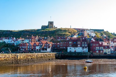 Whitby, North Yorkshire, İngiltere - 12 Ekim, Whitby şehir ve güneşli bir sonbahar gün, North Yorkshire, İngiltere'de manastırda 2014:Scenic görünümünü.