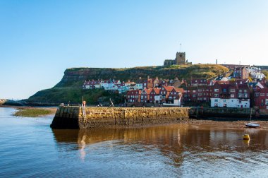Whitby, North Yorkshire, İngiltere - 12 Ekim, Whitby şehir ve güneşli bir sonbahar gün, North Yorkshire, İngiltere'de manastırda 2014:Scenic görünümünü.