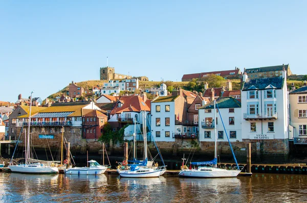 Whitby, North Yorkshire, UK - October 12, 2014:Scenic view of Whitby city and abbey in sunny autumn day, North Yorkshire, UK. — Stock Photo, Image