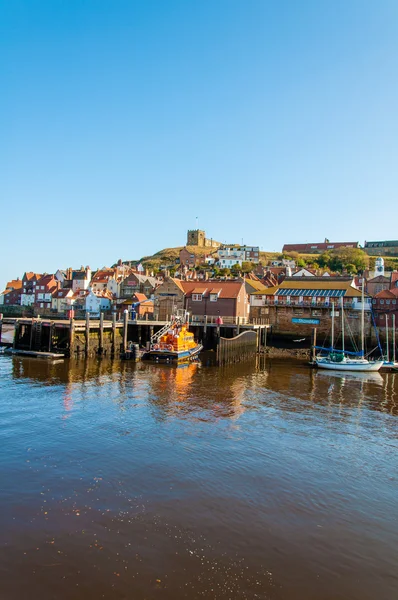 Whitby, North Yorkshire, Regno Unito - 12 ottobre 2014: Veduta panoramica della città di Whitby e dell'abbazia nella soleggiata giornata autunnale, North Yorkshire, Regno Unito . — Foto Stock