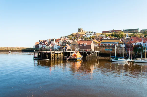 Whitby, North Yorkshire, UK - October 12, 2014:Scenic view of Whitby city and abbey in sunny autumn day, North Yorkshire, UK. — Stock Photo, Image