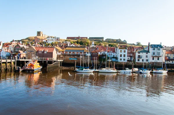 Whitby, North Yorkshire, UK - October 12, 2014:Scenic view of Whitby city and abbey in sunny autumn day, North Yorkshire, UK. — Stock Photo, Image
