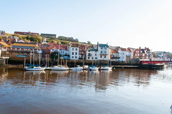 Whitby, North Yorkshire, Reino Unido - 12 de outubro de 2014: Vista panorâmica da cidade e abadia de Whitby no dia ensolarado do outono, North Yorkshire, Reino Unido . — Fotografia de Stock