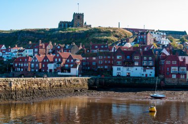 Whitby, North Yorkshire, İngiltere - 12 Ekim, Whitby şehir ve güneşli bir sonbahar gün, North Yorkshire, İngiltere'de manastırda 2014:Scenic görünümünü.