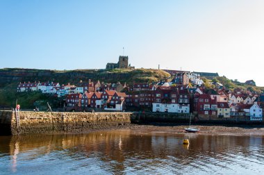 Whitby, North Yorkshire, İngiltere - 12 Ekim, Whitby şehir ve güneşli bir sonbahar gün, North Yorkshire, İngiltere'de manastırda 2014:Scenic görünümünü.