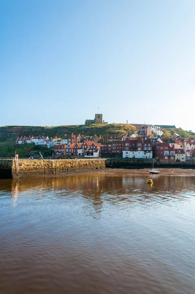 Whitby, Yorkshire del Norte, Reino Unido - 12 de octubre de 2014: Vista panorámica de la ciudad y la abadía de Whitby en el soleado día de otoño, Yorkshire del Norte, Reino Unido . — Foto de Stock