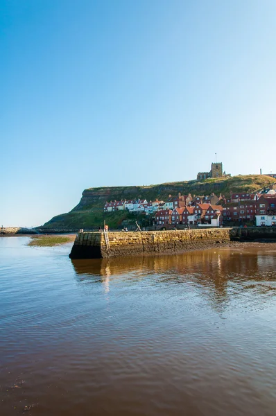 Whitby, North Yorkshire, İngiltere - 12 Ekim, Whitby şehir ve güneşli bir sonbahar gün, North Yorkshire, İngiltere'de manastırda 2014:Scenic görünümünü. — Stok fotoğraf