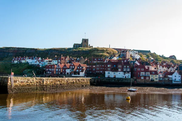 Whitby, Yorkshire del Norte, Reino Unido - 12 de octubre de 2014: Vista panorámica de la ciudad y la abadía de Whitby en el soleado día de otoño, Yorkshire del Norte, Reino Unido . — Foto de Stock