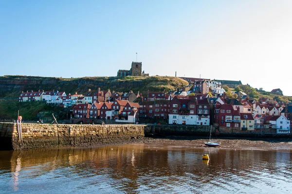 Whitby, North Yorkshire, UK - October 12, 2014: Scenic view of Whitby city and abbey in sunny autumn day, North Yorkshire, UK . — стоковое фото