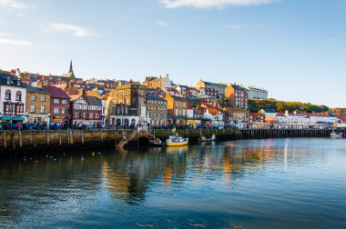 Whitby şehir sonbahar güneşli günde doğal görünümünü
