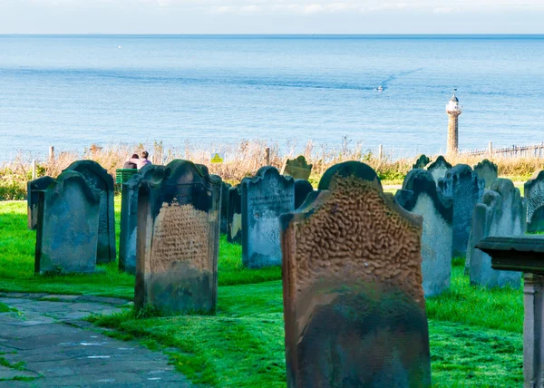 Pohled na kostel Panny Marie a náhrobky v severním Yorkshire, Velká Británie — Stock fotografie