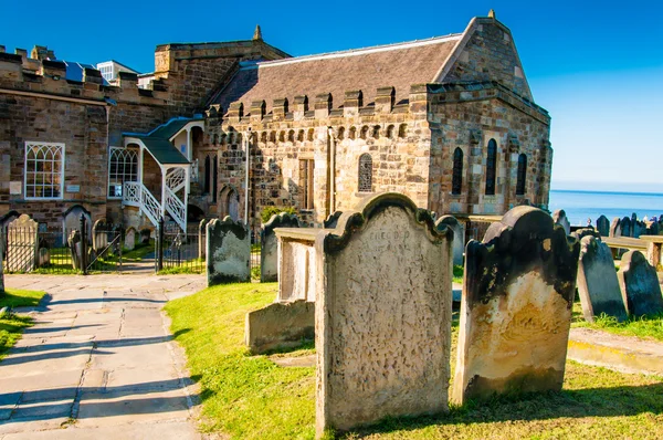 圣玛丽大教堂和在英国北部约克郡的墓碑的视图 — 图库照片