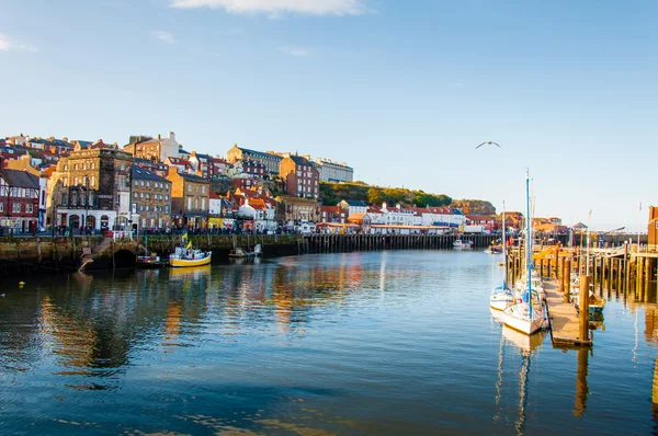 Vista panorámica de la ciudad de Whitby en otoño día soleado — Foto de Stock