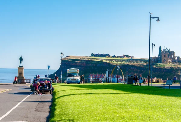 Vista de los huesos de ballena, símbolo de la ciudad de Whitby con abadía en el fondo — Foto de Stock