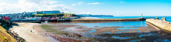 Vista panorámica de la ciudad de Whitby en otoño día soleado — Foto de Stock