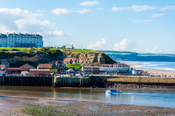 Vista panorámica de la ciudad de Whitby en otoño día soleado — Foto de Stock