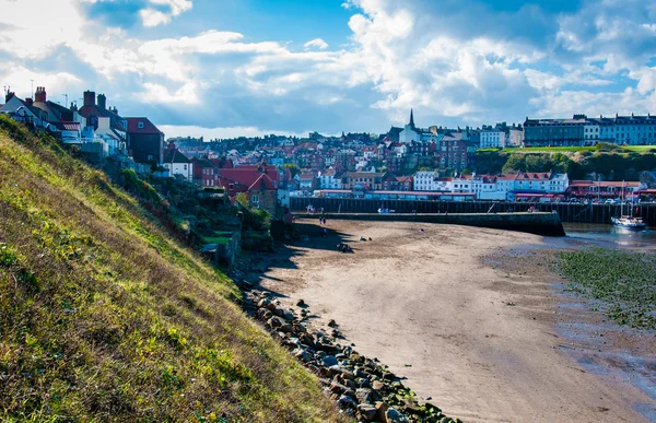 Vista panorámica de la ciudad de Whitby en otoño día soleado — Foto de Stock