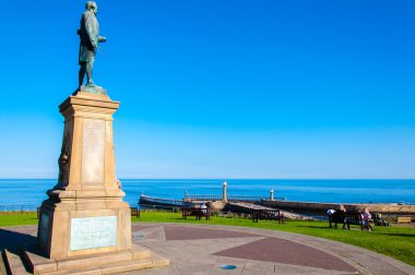 Whitby, North Yorkshire, İngiltere - 12 Ekim 2014: John Cook Memorial Whitby, England.Whitby bir sahil kasabası ve bağlantı noktası North Yorkshire, İngiltere'de olduğunu. Onun cazibe bir turizm olarak ben tarafından geliştirilmiştir