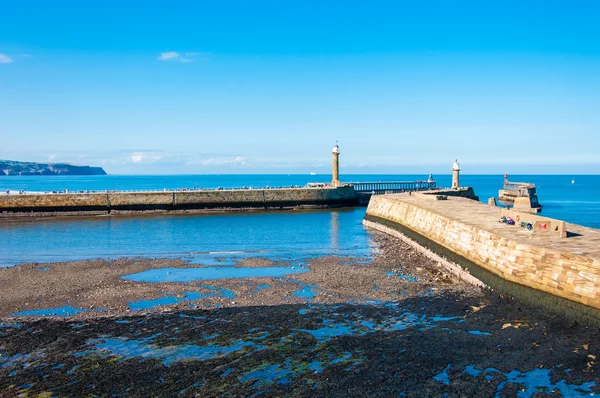 Schilderachtig uitzicht van Whitby Pier in zonnige herfstdag — Stockfoto