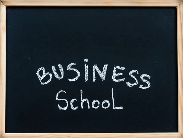 Obchodní školy zpráva psáno s bílou křídou na dřevěném rámu tabule, koncept výuky podnikání — Stock fotografie