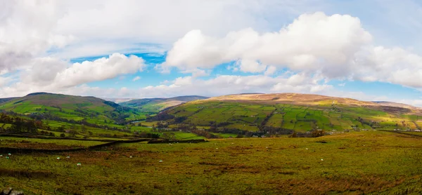 Zielone krajobrazy krajobraz w Yorkshire Dales National Park, Wielka Brytania — Zdjęcie stockowe