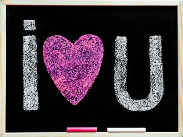 Kocham was wiadomość ręcznie napisane kredą na tablicy, słowo miłość zastąpić kształcie serca, pojęcie miłości — Zdjęcie stockowe