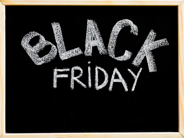 Černý pátek reklama v rukou s křídou na tabuli dřevěný rám, černý pátek prodej koncept — Stock fotografie