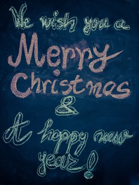 Bir mutlu Noeller ve mutlu bir yeni yıl, el ile Tebeşir tahtaya, vintage kavramı yazma dileriz