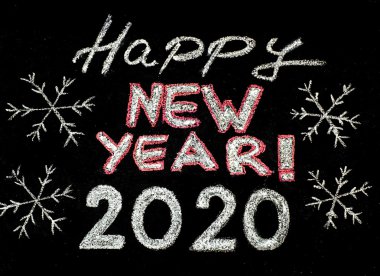 Mutlu yeni yıl 2020, el ile Tebeşir tahtaya, vintage kavramı yazma