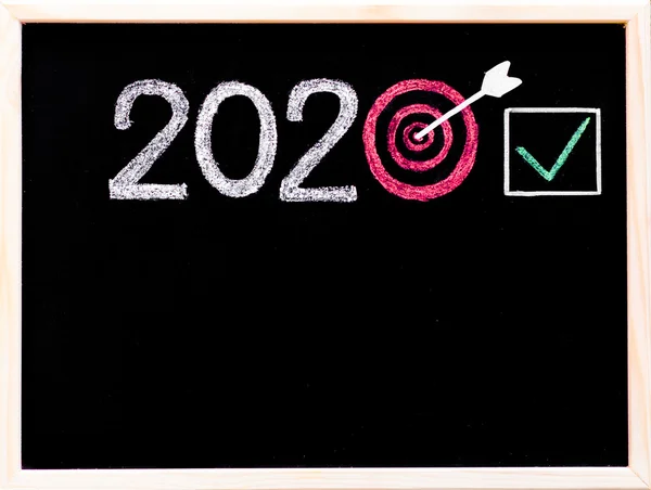 Image conceptuelle de l'année 2020, avec le nombre zéro en forme de cible, flèche au centre et signe coché — Photo