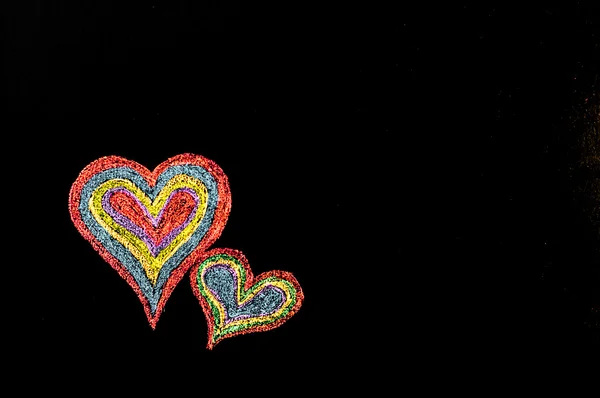 Konzeptionelles Bild der Liebe, mit zwei lebendigen farbigen Herzen, die eng beieinander liegen — Stockfoto