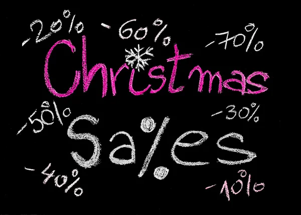 销售概念图像与圣诞节销售文本周围的折扣数字。多彩手绘上黑板，孤立在黑色的背景，水平的射击，假日销售概念 — 图库照片