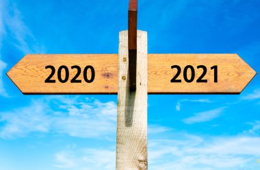 Açık mavi gökyüzü, 2020 ve 2021 yıl işaretler, Happy New Year kavramsal görüntü üzerinde iki zıt oklarla ahşap tabela