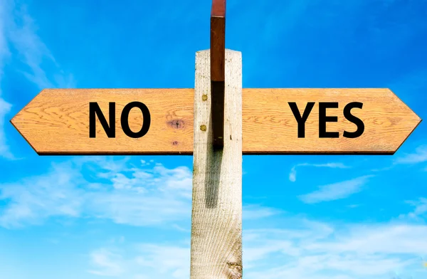 Wooden signpost with two opposite arrows over clear blue sky, YES and No messages, Decisional conceptual image — Stock Photo, Image